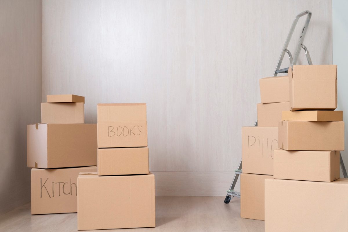 espace de stockage dans lequel sont entreposés plusieurs cartons