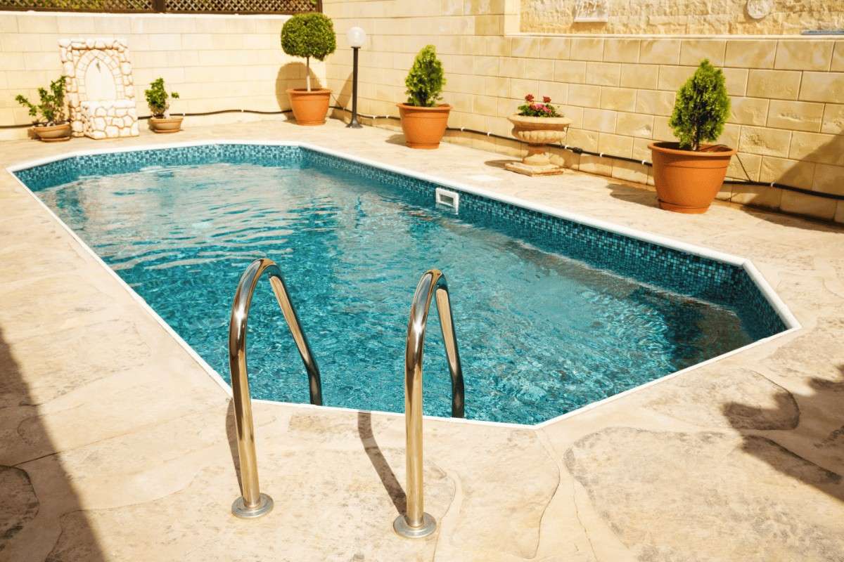 État des revêtements de piscine : liner, carrelage et autres surfaces