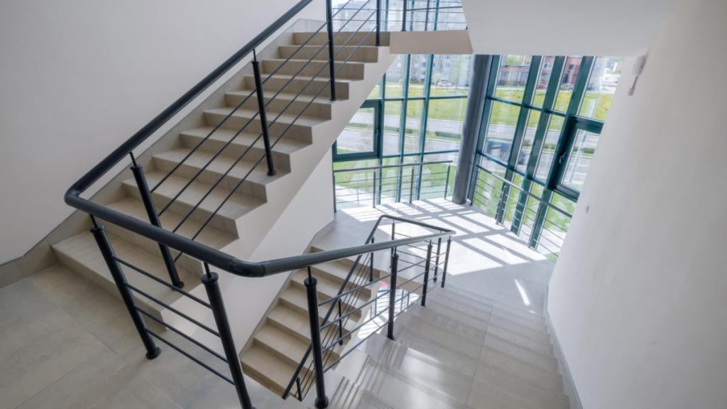 Quel garde-corps à câbles choisir pour sécuriser un escalier ?